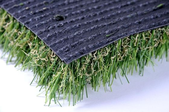 Künstliches Gras mit hoher Dichte von 35 mm mit 16800 Stichen/m2 und hervorragender Wasserdurchlässigkeit für Landschaftsgestaltung