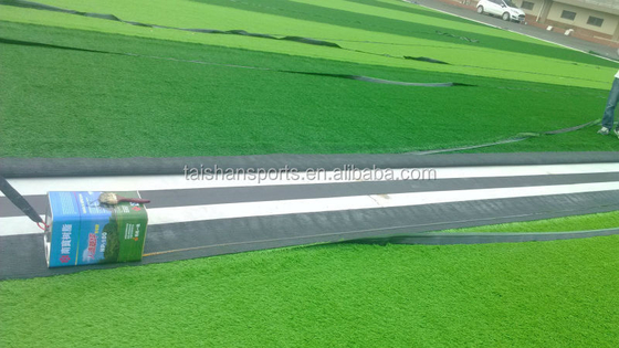 8000 Dtex 140 Stiche/M 55mm Fußball synthetischer Rasen Leichte Wartung und einfache Installation