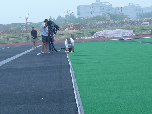17mm PE-Material Golf Kunstgras für Outdoor-Sport oder Hausboden mit Drainage-Loch und hoher Dichte