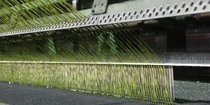 Hochwertiger 11000-Flor-Dtex-Fußball-Kunstrasen mit UV-Beständigkeit und perforierten Drainagelöchern