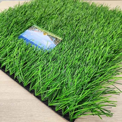 60 mm FIFA-zertifizierter Fußball-Künstlicher Rasen für Outdoor-Sport Felder mit individuellen Farben dtex und Dichte geringe Wartung