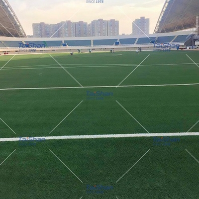 60 mm FIFA-zertifizierter Fußball-Künstlicher Rasen für Outdoor-Sport Felder mit individuellen Farben dtex und Dichte geringe Wartung