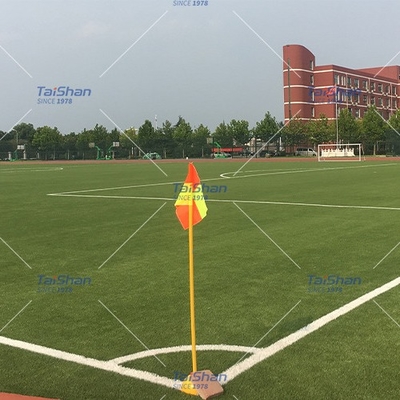 60 mm FIFA-zertifizierter Fußball-Künstlicher Rasen für Outdoor-Sport Felder mit individuellen Farben dtex und Dichte geringe Wartung