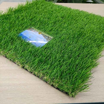 Umweltschutz 40 mm C Form Landschaft Grün künstlicher falscher Rasen mit Abflusslöchern