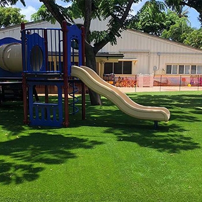 Nicht-toxischer Spielplatz Künstliches Gras 45 mm Stapelhöhe Umweltschonendes falsches Rasen mit geringer Wartung
