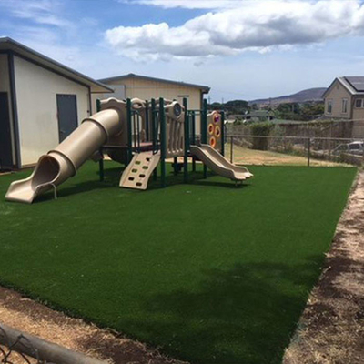 Nicht-toxischer Spielplatz Künstliches Gras 45 mm Stapelhöhe Umweltschonendes falsches Rasen mit geringer Wartung