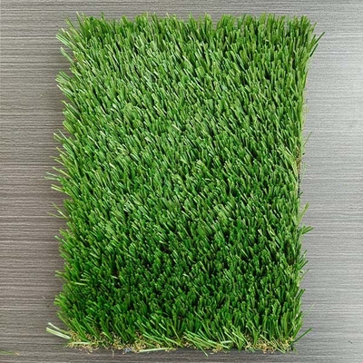 40 mm 14600 Dtex Landschaftsgestaltung Falsch künstlicher grüner Rasen mit Perforations-Drainage-Löchern und PU-Klebstoff