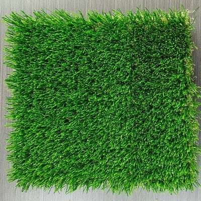 Natürliches Aussehen und langlebiger künstlicher Rasen geeignet für Park- und Gartenbelag
