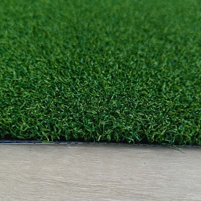 15mm Golf-Künstlicher Rasen hohe Leistung mit hoher UV-Widerstandsfähigkeit, flache Oberfläche und weiches Gefühl