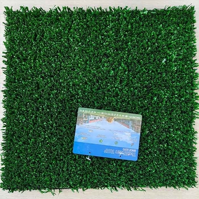12 mm grüner künstlicher Tennisrasen Multifunktionales künstliches Gras mit UV-Widerstand und ausgezeichneter Wasserdurchlässigkeit