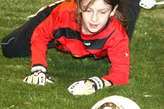 Hochwertiger 11000-Flor-Dtex-Fußball-Kunstrasen mit UV-Beständigkeit und perforierten Drainagelöchern