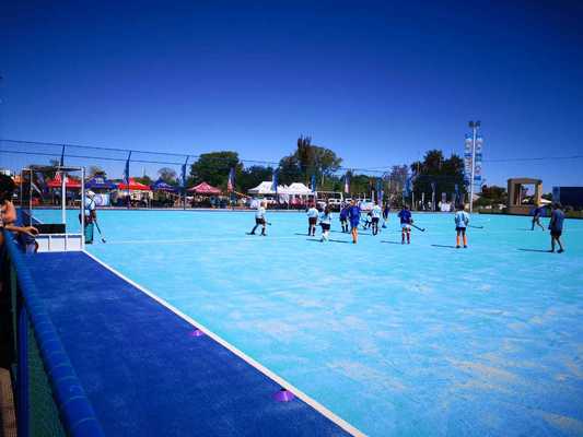 FIH-zertifizierter Hockey-Künstlicher Rasen mit 14 mm Pfahlhöhe und Wasserspray für ein gleichbleibendes Spiel