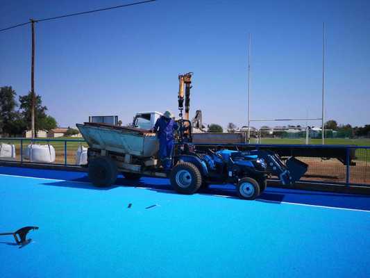 FIH-zertifizierter Hockey-Künstlicher Rasen mit 14 mm Pfahlhöhe und Wasserspray für ein gleichbleibendes Spiel