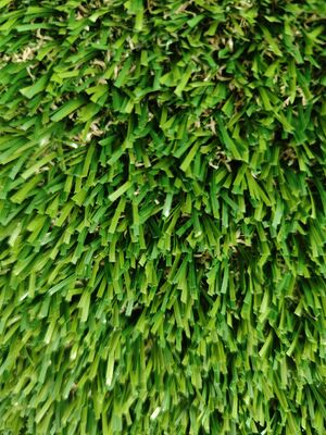 Grünes künstliches Gras Transparentes Latex 30 mm PE&PP Material wenig Sand Notwendige Abflusslöcher