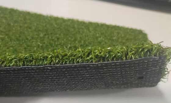 13mm Golf Kunstgras mit hoher Durchlässigkeit Dichte Verteilung Verpackung mit grünem PE-Material