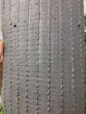 Dunkelgrüner Fußball Kunstrasen mit hoher Wasserdurchlässigkeit, 50 mm Florhöhe und 12000 Dtex für Sportflächen