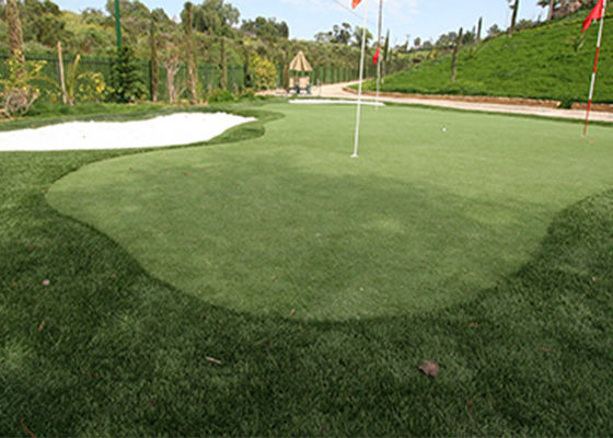 Pflegeleichter Kunstrasen für Golfplätze mit hoher Wasserdurchlässigkeit und Abriebfestigkeit
