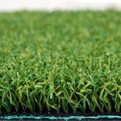 16 mm Pfahlhöhe Nylon-Material Hochdichte Golf synthetischer Rasen zum Vergrünen