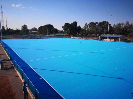 FIH-zertifizierter Hockey-Künstlicher Rasen mit 14 mm Pfahlhöhe und Wasserspray für ein gleichbleibendes Spiel