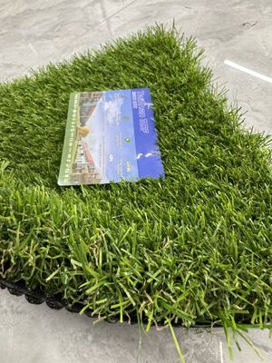 45 mm Pfahlhöhe Fünf Farben Nicht-direktionales künstliches Rasen für Hinterhöfe Gärten Innenhöfe und Straßen