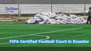 Neu installierter FIFA-zertifizierter Fußballplatz auf den Galápagos-Inseln in Ecuador